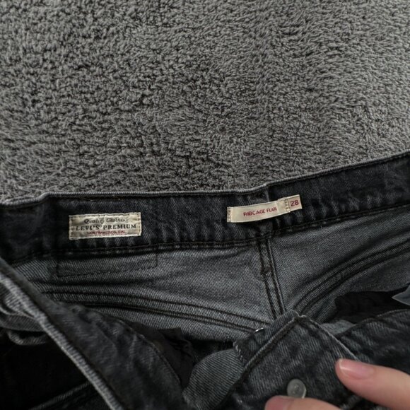 Levi’s PREMIUM RIBCAGE FLARE Button Fly BIG E Frayed Hem Jeans Size 28 Charcoal - Picture 14 of 16